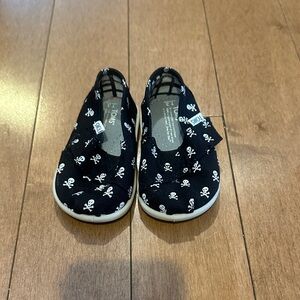 Toms Skull Print Shoes! Like New!